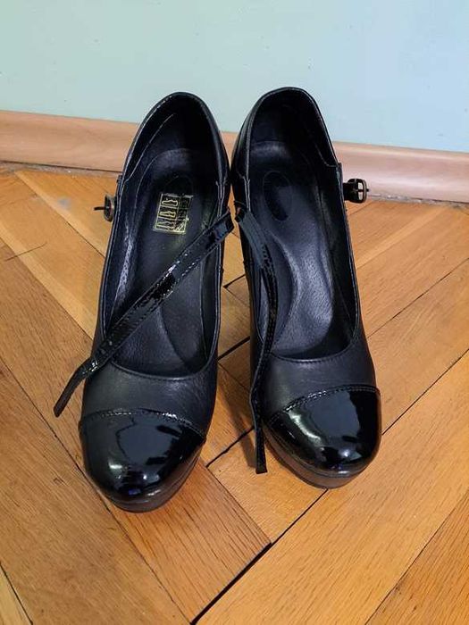 Продавам кожени обувки на висок ток и платформа