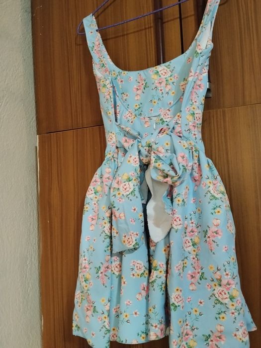 Продавам ефирна и стилна рокля