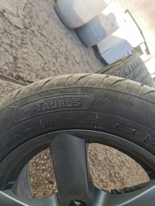 Цената е за 4бр.Гумите са в много добро състояние.