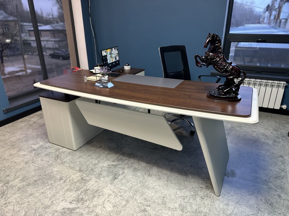 Руководительский стол