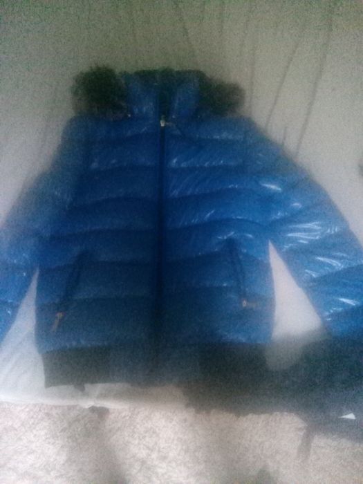 Se vinde geaca din imagine