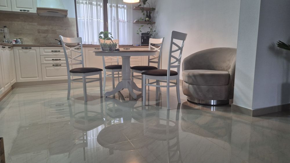 Masa Eveline rotunda cu 4 scaune living/ bucatarie  Mobexpert