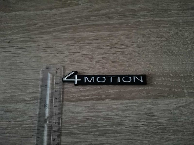 Volkswagen 4Motion бяло с черно емблема нов стил
