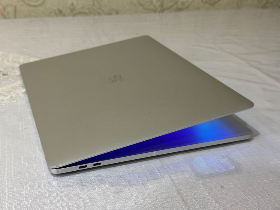 Apple Macbook Pro 2018 Silver 15 inch intel Core i7