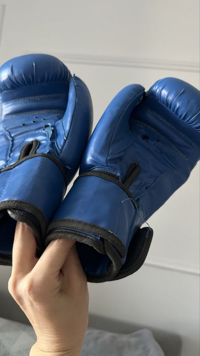 Продам боксерские перчатки, шлем, обувь для бокса.
