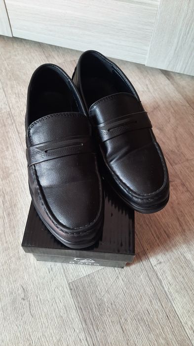 Продам туфли на мальчика