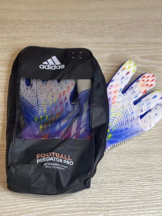 Вратарские перчатки