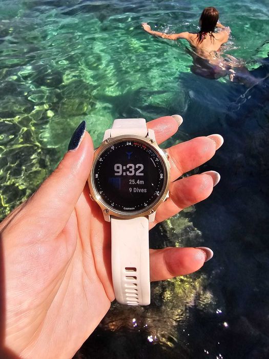 Garmin Descent Mk2s 43mm, Light Gold cu bratara din silicon Light Sand