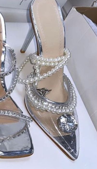 pantofi gen Amina Muaddi