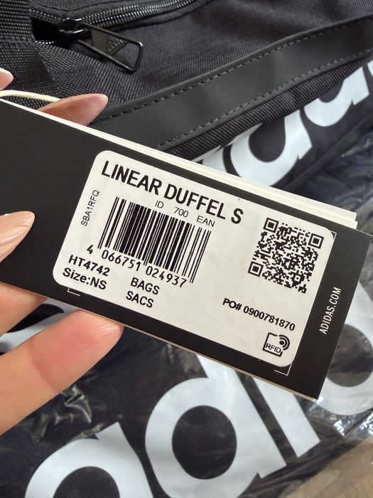 Чисто нов малък оригинален Сак Adidas Essentials Linear Duffel S !