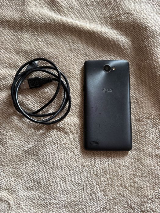 Телефон LG + преносимо зарядно