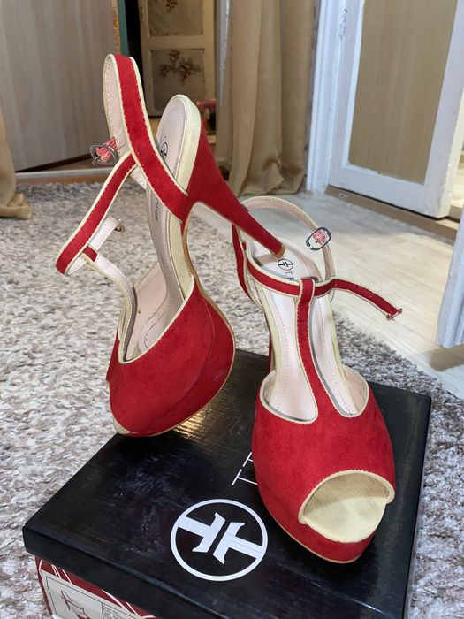 Босоножки на шпилке