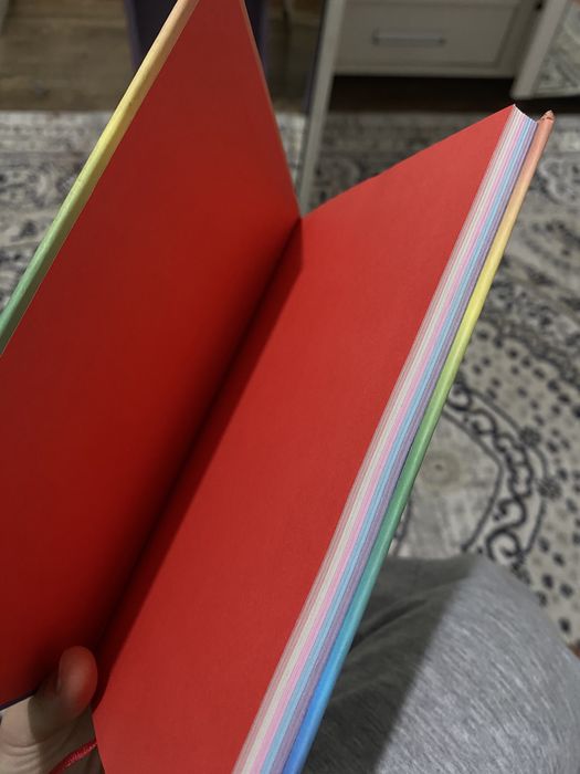 Скетчбук разноцветными страницами