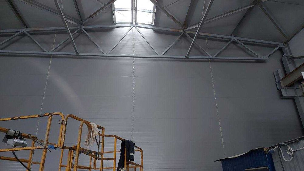 Sanoat bino, fabrika, angar.  Metall konstruktsiya va sendvich panel.