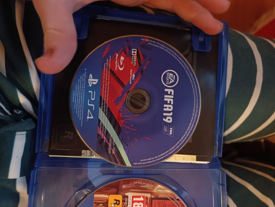 Ps4 pro cu doua manete și două jocuri originale