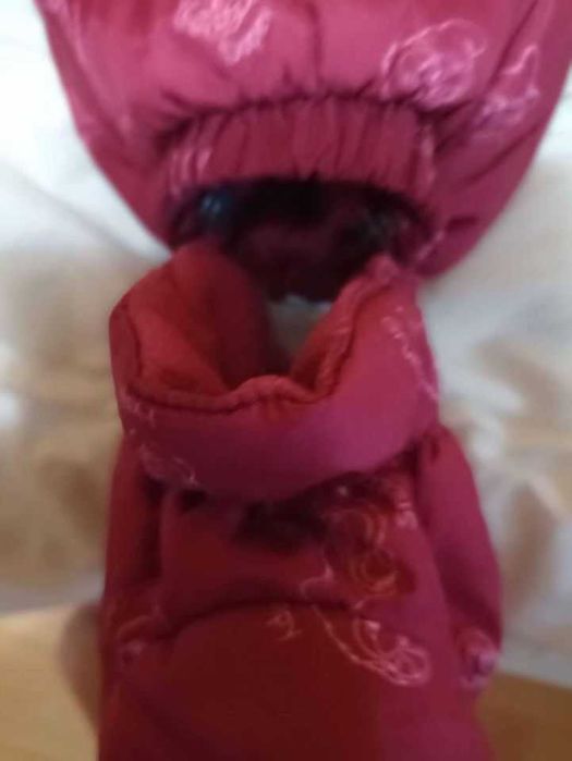 Salopeta de iarna bebe cu glugă ,mănuși și botoșei detașabilă.