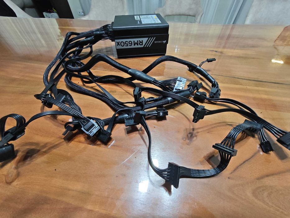 Продавам работещо захранване Corsair RM650x (80 Plus Gold)
