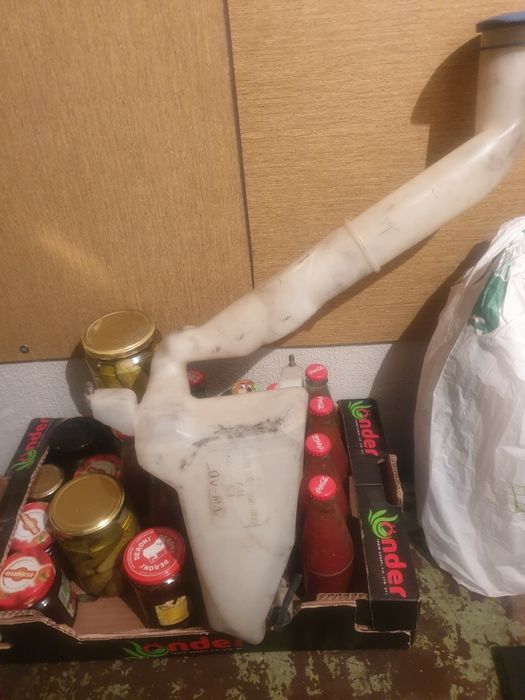 Казанче за течност за чистачки.