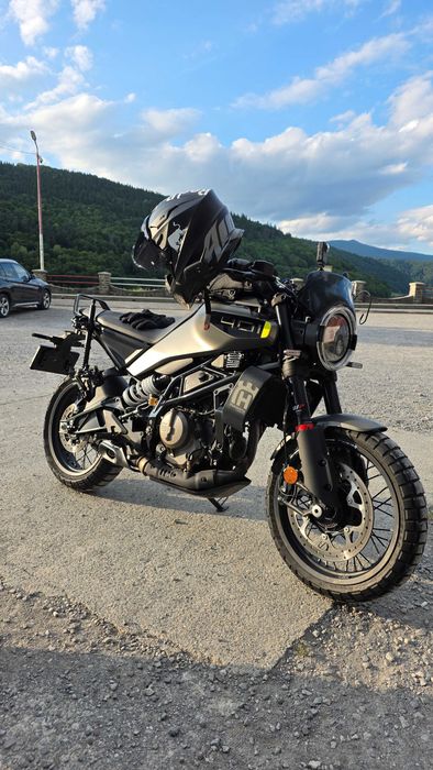 Motocicleta Husqvarna Svartpilen 401