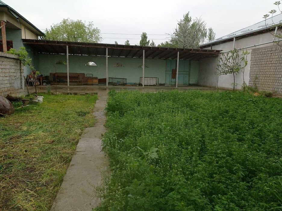 Uy sotiladi 16 sotix 8 sotixga uy qurilgan.