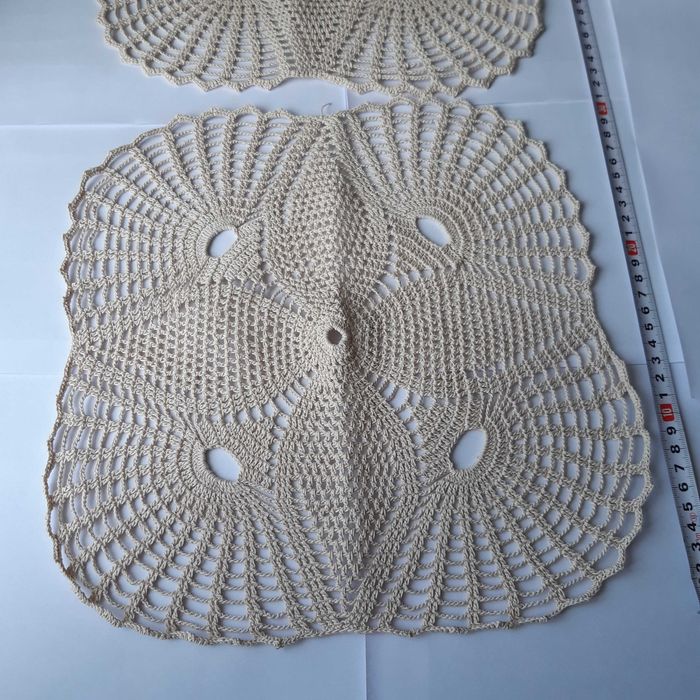 Бежови покривчици, плетени на една кука