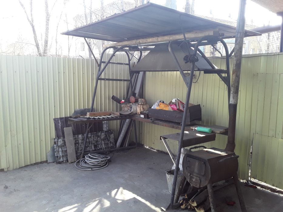 Мангальная зона с дымоходом