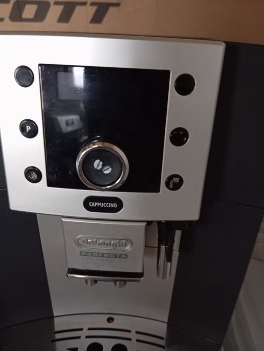 Vand 2  aparate de cafea ,Dealinghi si Saeco