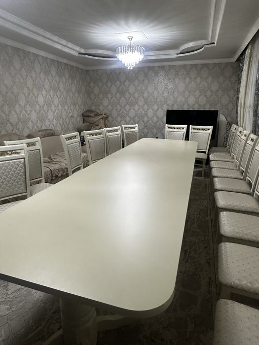 Гоостнинный стол с стулями.