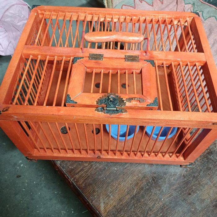 Кормушки и клетки для голубей