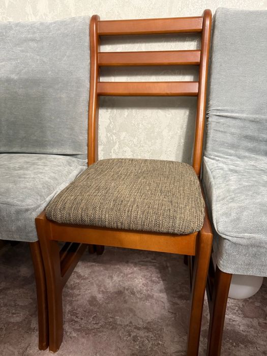 Продам стол со стульями.