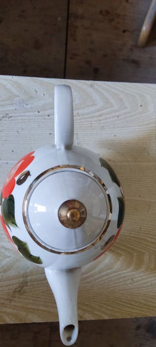 Продам чайник фарфоровый большой