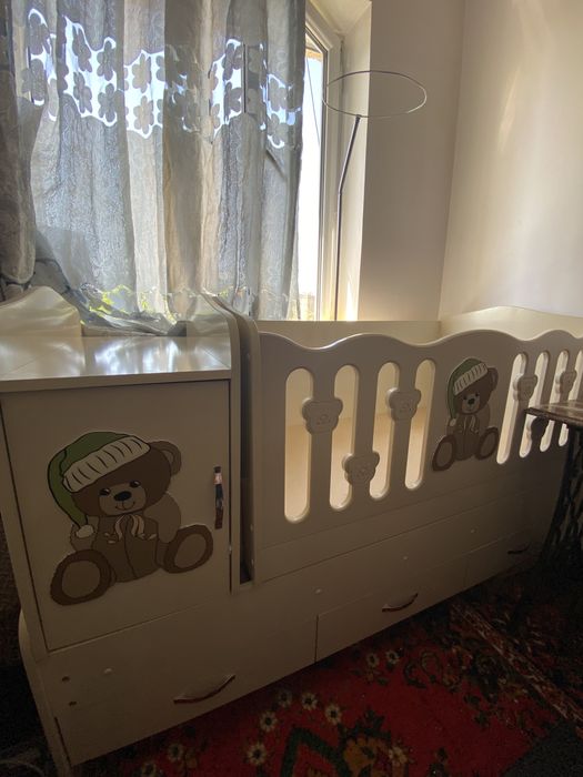 Детская кровать и шкаф