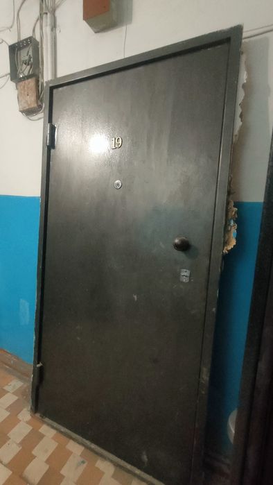 Продам дверь железный старый