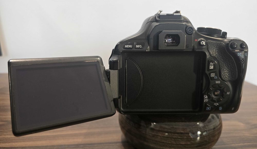 Canon EOS 600D + obiectiv Canon 18-135mm IS