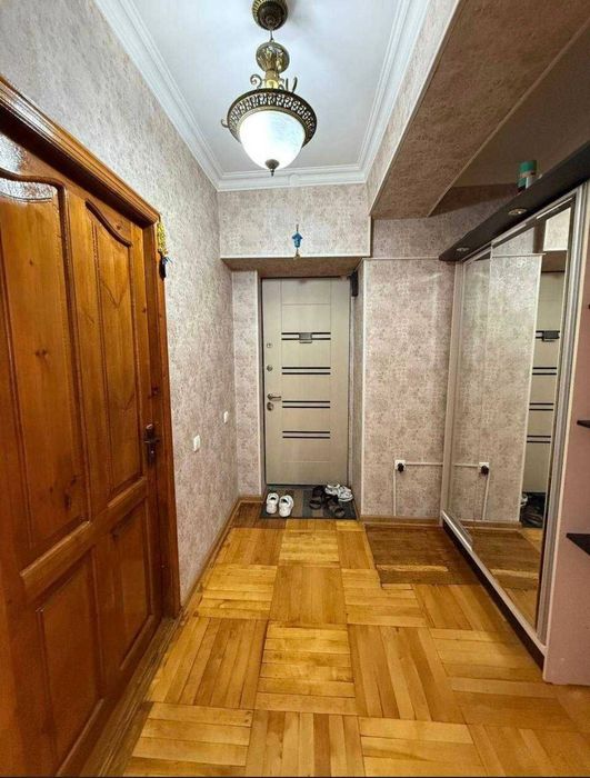 Продам 3 ком Кирпич на метро Мирор