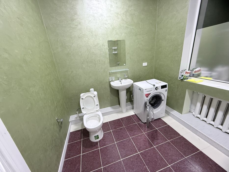 Skver,west minster instituti,Amir Temur metro oldida bollaga kvartira