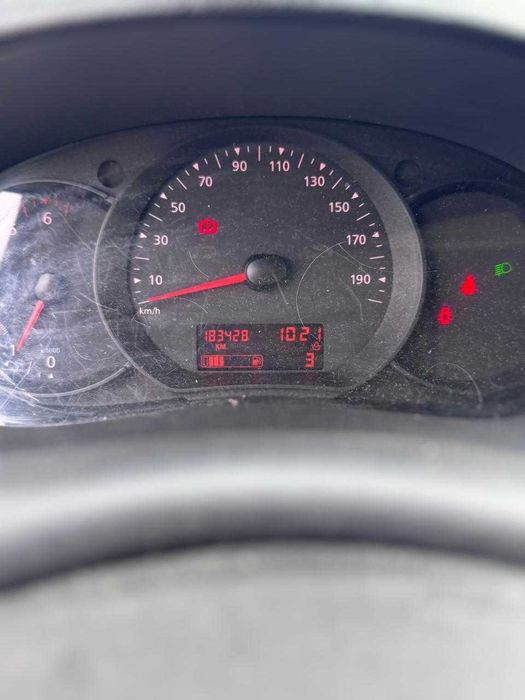Vand Renault Kangoo /monovolum/ an fabricatie 2015/ doua seturi de cauciucuri/ pret negociabil