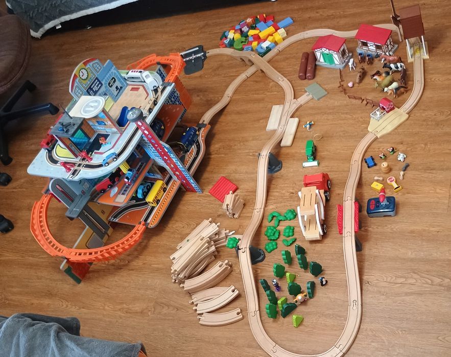 Vând statie, gara tren lemn XXL set mare de șine de lemn playtive / jucării din lemn