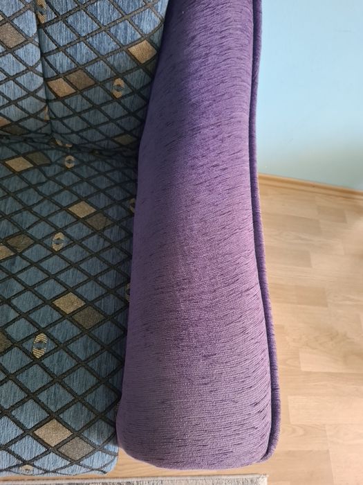 Canapea extensibila. Cu lada, foarte bine intretinuta.  Este curata, fara rupturi sau defecte ascunse.