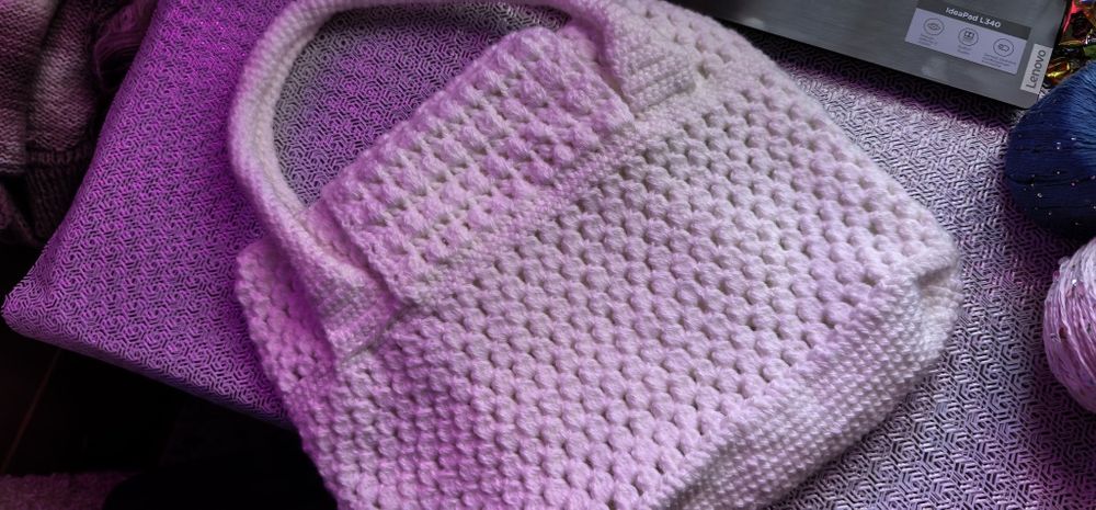 Продаётся вязаная крючком сумка