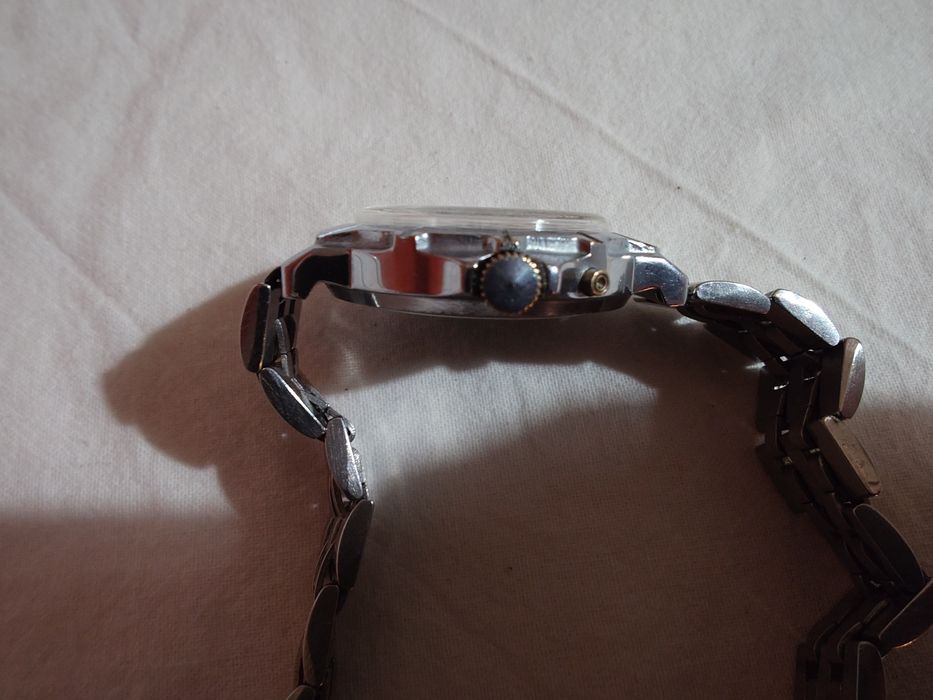 Слава - съветски механичен часовник, с ръчно навиване. С ден и дата.