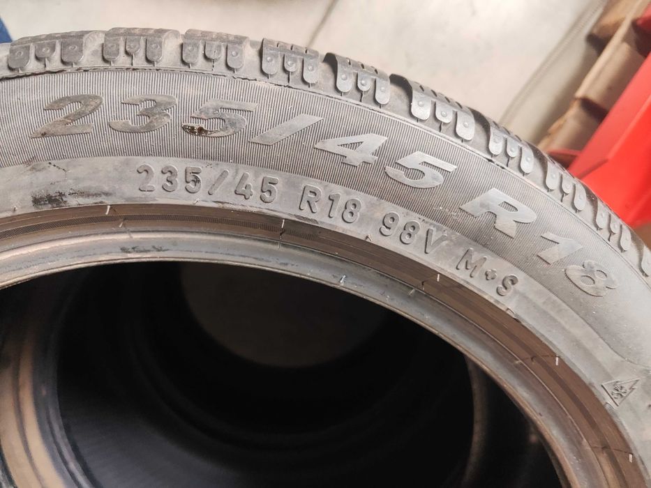 2бр.зимни гуми 235/45/18 Pirelli