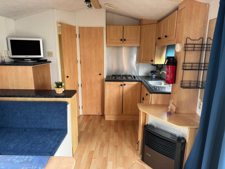 Casa mobila Casa pe roti Tiny House Casa fara autorizatie / living / 2 dormitoare / bucatarie / 2 bai / tamplarie pvc + geam termopan / 4 anotimpuri