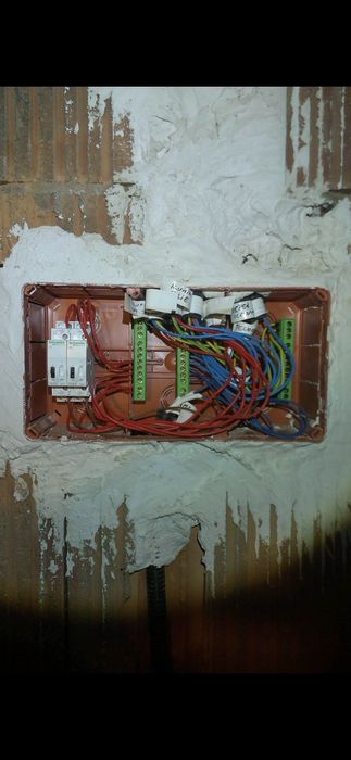 Electrician calificat cu experienta.