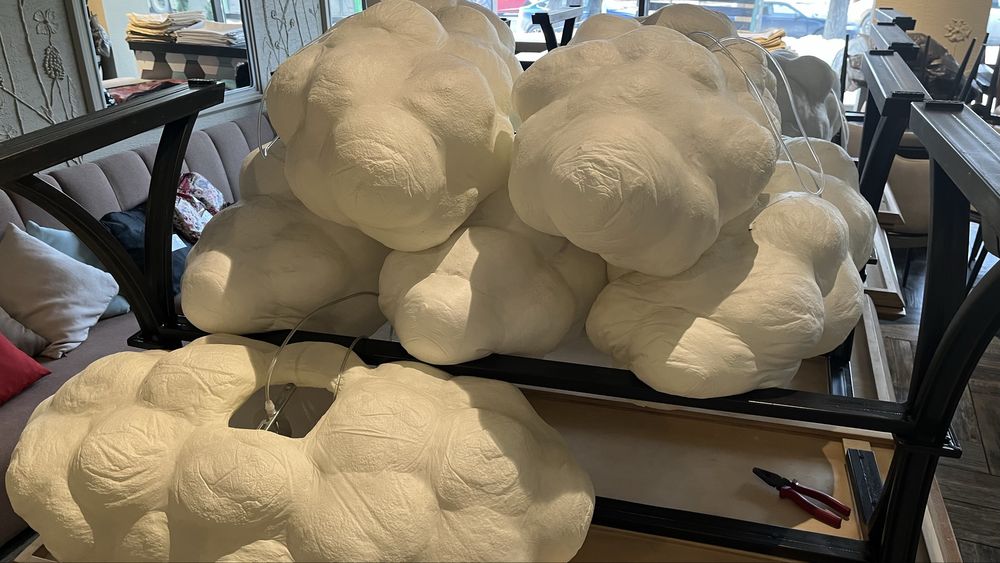 Продам люстры в форме облаков