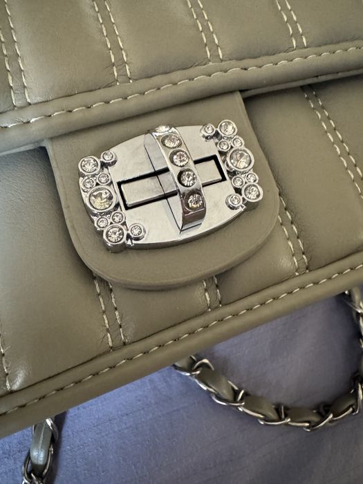 Дамска чанта за през рамо с красива закопчалка