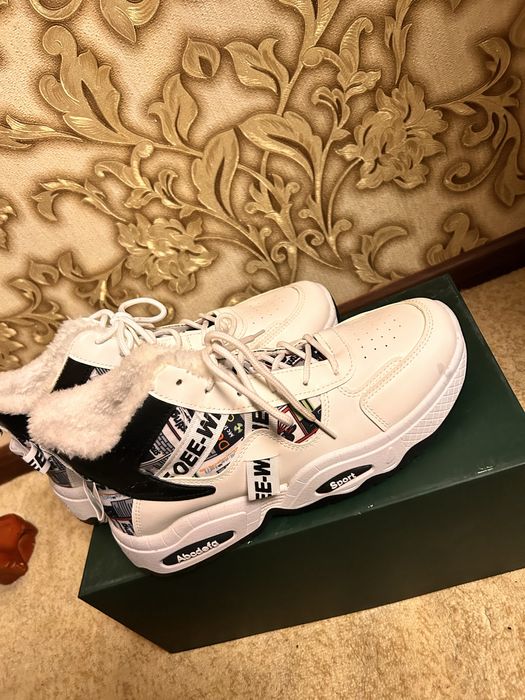 Кроссовки продаются новый не поношенный 40 размер