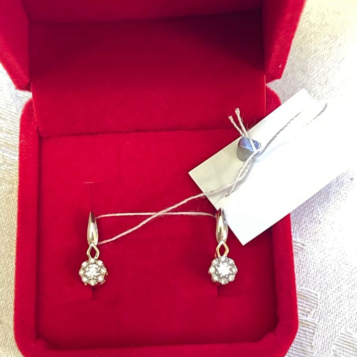 Серьги золотые с бриллиантом