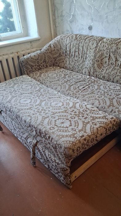 Отдам даром ,диван,кух шкафы