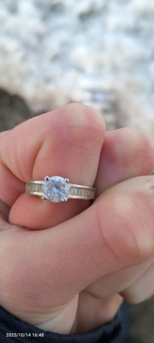 Кольцо с бриллиантом